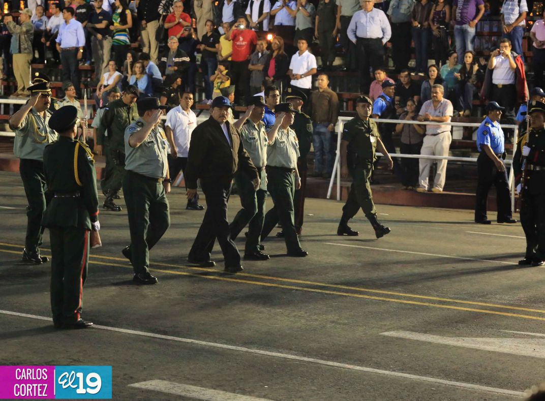 Comandante Daniel preside Desfile Militar en honor al 35 Aniversario del Ejército