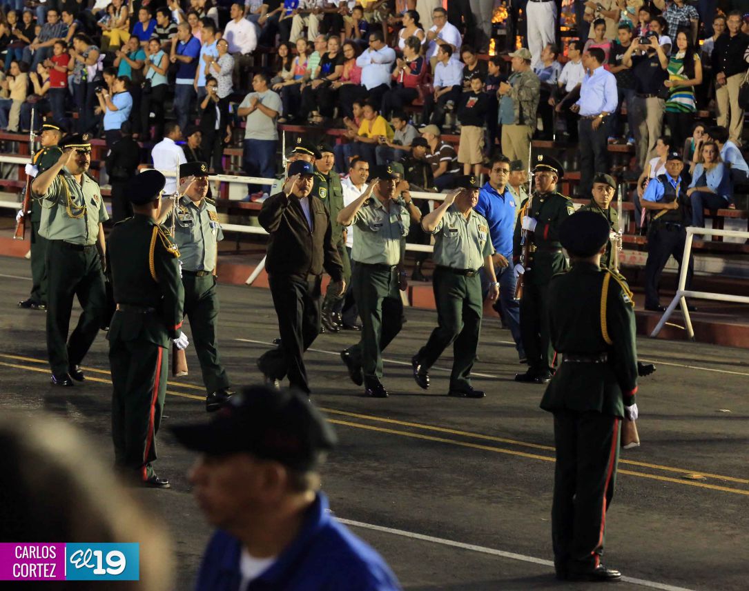 Comandante Daniel preside Desfile Militar en honor al 35 Aniversario del Ejército