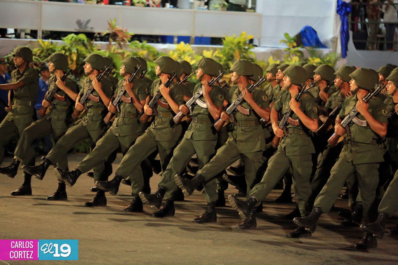 Comandante Daniel preside Desfile Militar en honor al 35 Aniversario del Ejército