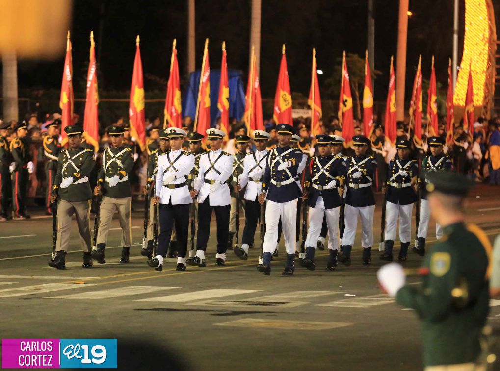 Comandante Daniel preside Desfile Militar en honor al 35 Aniversario del Ejército