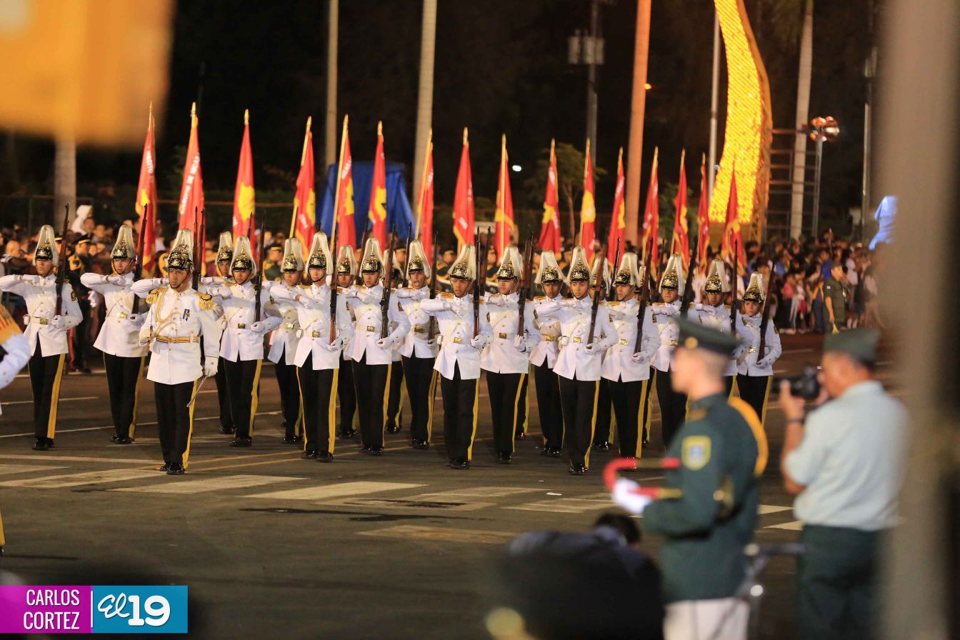 Comandante Daniel preside Desfile Militar en honor al 35 Aniversario del Ejército