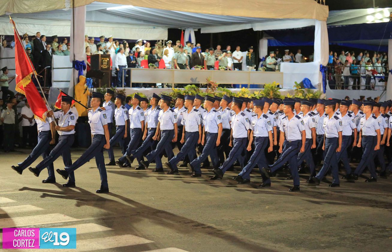 Comandante Daniel preside Desfile Militar en honor al 35 Aniversario del Ejército
