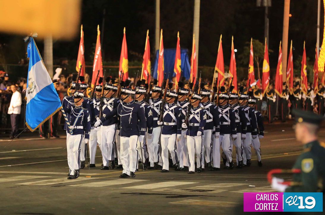 Comandante Daniel preside Desfile Militar en honor al 35 Aniversario del Ejército