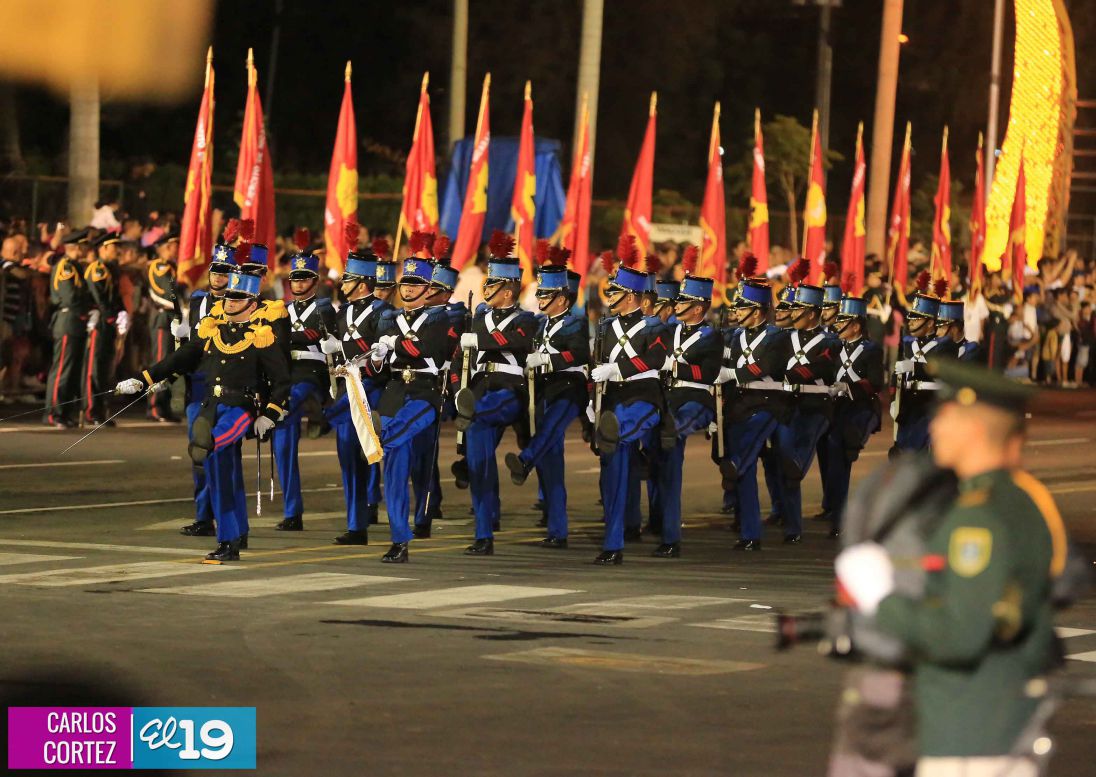Comandante Daniel preside Desfile Militar en honor al 35 Aniversario del Ejército