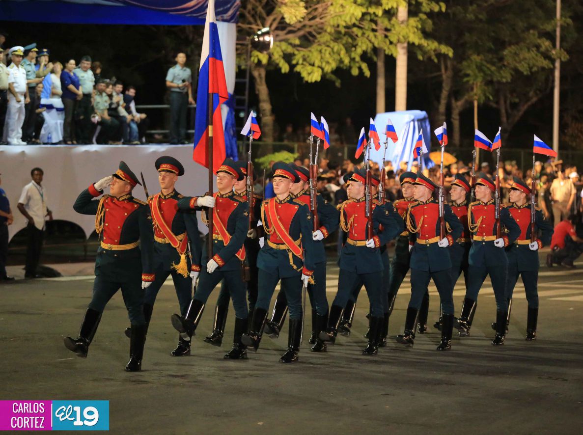 Comandante Daniel preside Desfile Militar en honor al 35 Aniversario del Ejército