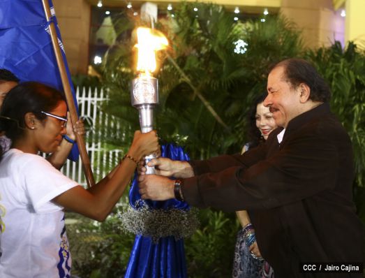 Daniel y Rosario reciben Antorcha de la Libertad y la Unidad Centroamericana