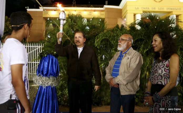 Daniel y Rosario reciben Antorcha de la Libertad y la Unidad Centroamericana