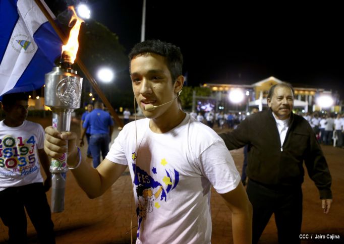 Daniel y Rosario reciben Antorcha de la Libertad y la Unidad Centroamericana