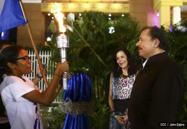 Daniel y Rosario reciben Antorcha de la Libertad y la Unidad Centroamericana