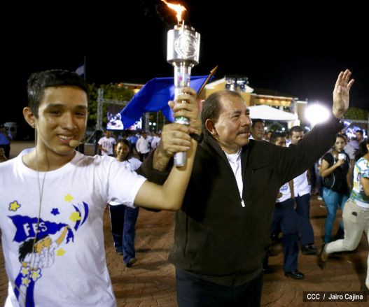 Daniel y Rosario reciben Antorcha de la Libertad y la Unidad Centroamericana