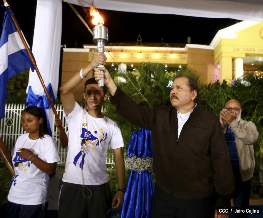 Daniel y Rosario reciben Antorcha de la Libertad y la Unidad Centroamericana