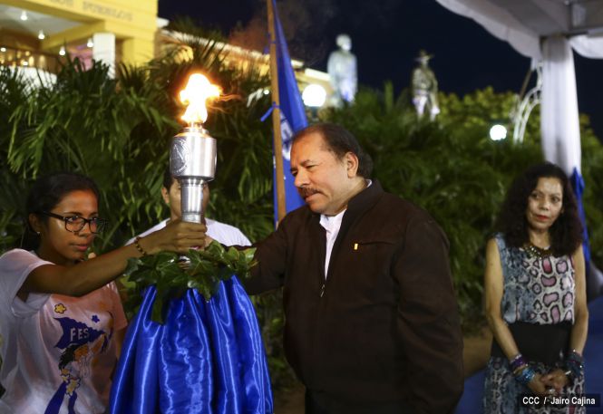 Daniel y Rosario reciben Antorcha de la Libertad y la Unidad Centroamericana