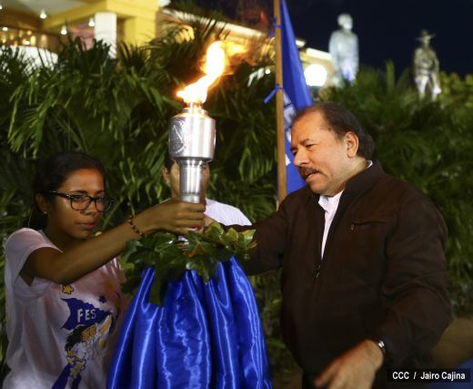 Daniel y Rosario reciben Antorcha de la Libertad y la Unidad Centroamericana