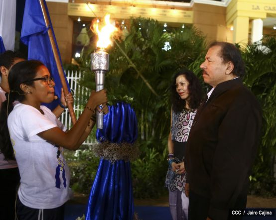 Daniel y Rosario reciben Antorcha de la Libertad y la Unidad Centroamericana