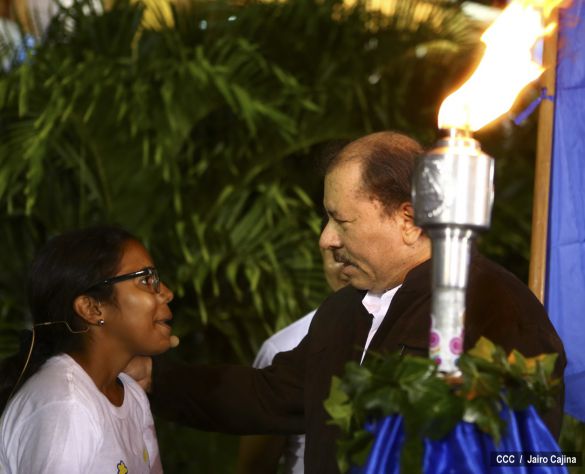 Daniel y Rosario reciben Antorcha de la Libertad y la Unidad Centroamericana