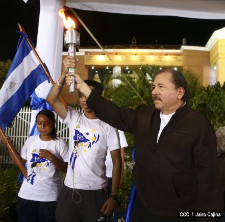 Daniel y Rosario reciben Antorcha de la Libertad y la Unidad Centroamericana