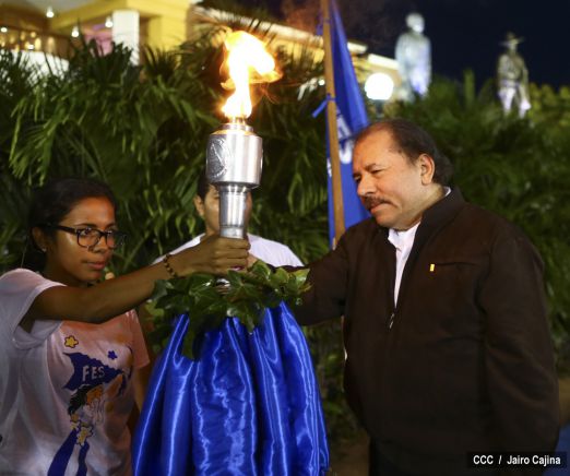 Daniel y Rosario reciben Antorcha de la Libertad y la Unidad Centroamericana
