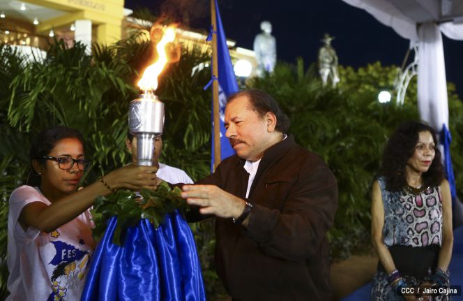 Daniel y Rosario reciben Antorcha de la Libertad y la Unidad Centroamericana