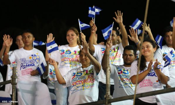 Daniel y Rosario presiden Desfile Patrio Nicaragua Mía 2014