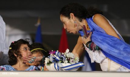 Daniel y Rosario presiden Desfile Patrio Nicaragua Mía 2014