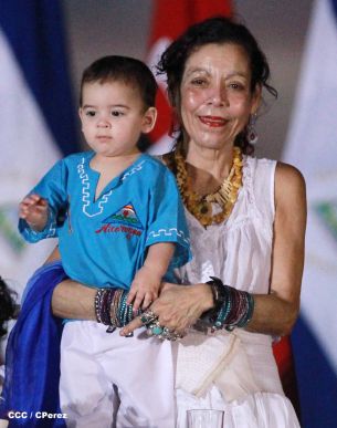 Daniel y Rosario presiden Desfile Patrio Nicaragua Mía 2014