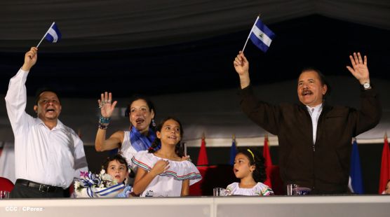 Daniel y Rosario presiden Desfile Patrio Nicaragua Mía 2014