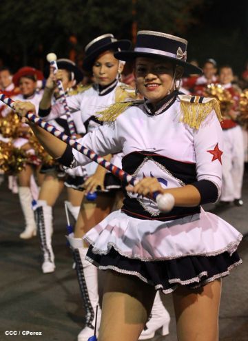 Daniel y Rosario presiden Desfile Patrio Nicaragua Mía 2014
