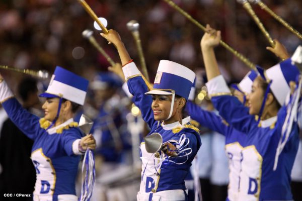 Daniel y Rosario presiden Desfile Patrio Nicaragua Mía 2014