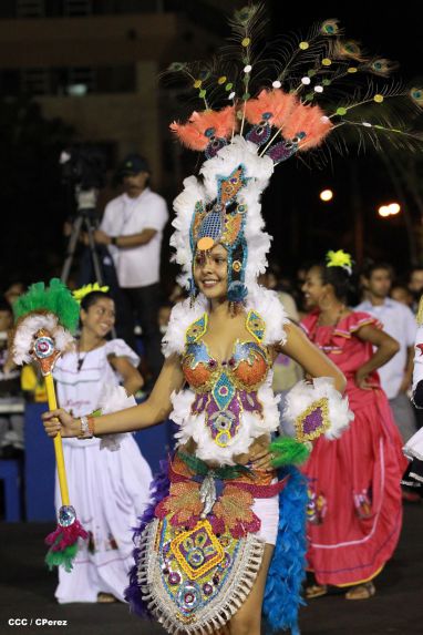 Daniel y Rosario presiden Desfile Patrio Nicaragua Mía 2014