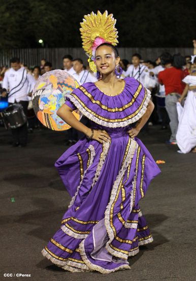 Daniel y Rosario presiden Desfile Patrio Nicaragua Mía 2014