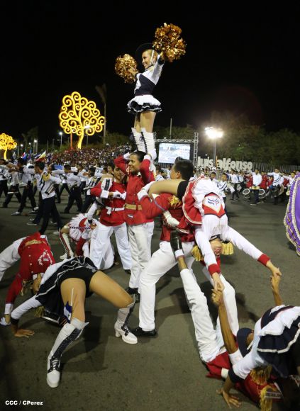 Daniel y Rosario presiden Desfile Patrio Nicaragua Mía 2014