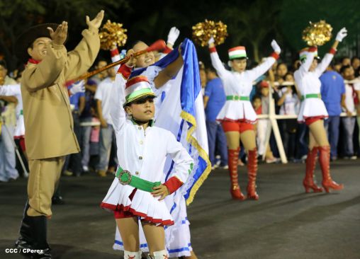 Daniel y Rosario presiden Desfile Patrio Nicaragua Mía 2014