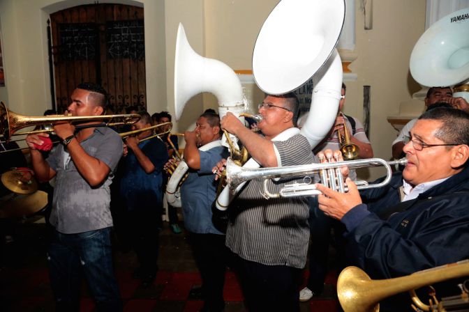 Leoneses festejan a Virgen de La Merced