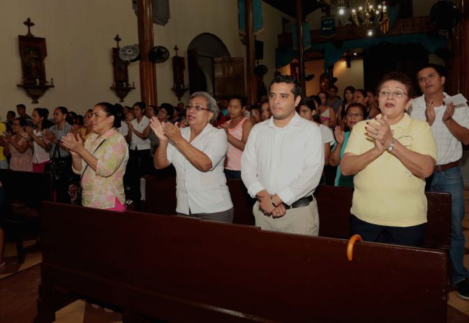 Leoneses festejan a Virgen de La Merced