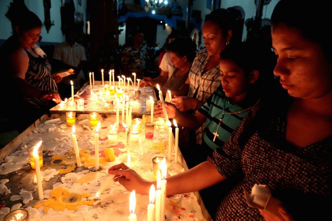 Leoneses festejan a Virgen de La Merced