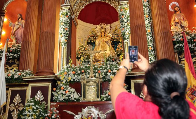 Leoneses festejan a Virgen de La Merced