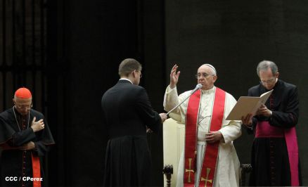 Papa Francisco Preside Vigilia de Oración en Preparación del Sínodo por la Familia