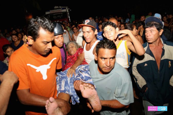 Colapsa muro en Barrio 18 de Mayo y soterra a familias