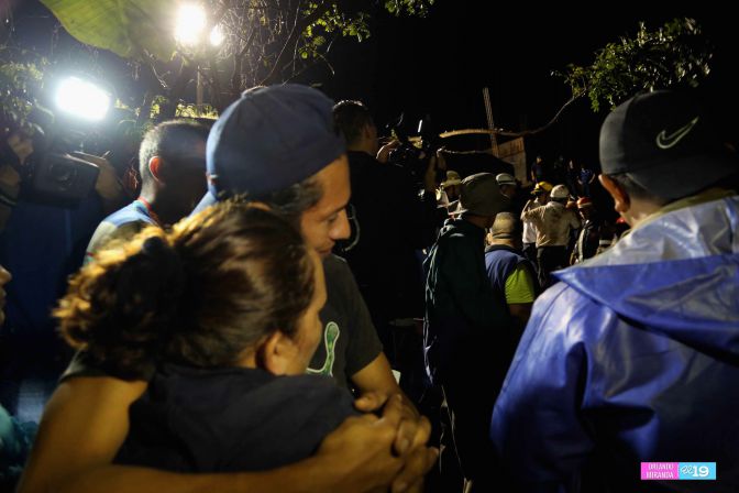 Colapsa muro en Barrio 18 de Mayo y soterra a familias