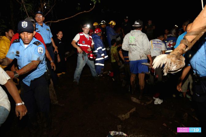 Colapsa muro en Barrio 18 de Mayo y soterra a familias