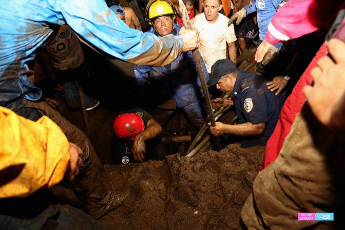 Colapsa muro en Barrio 18 de Mayo y soterra a familias