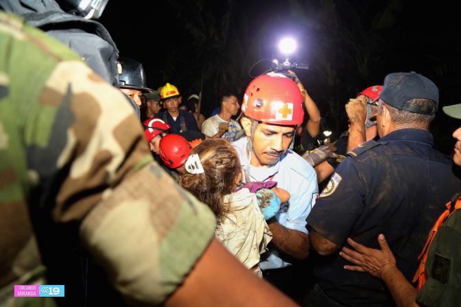 Colapsa muro en Barrio 18 de Mayo y soterra a familias