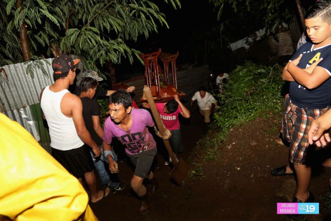Colapsa muro en Barrio 18 de Mayo y soterra a familias