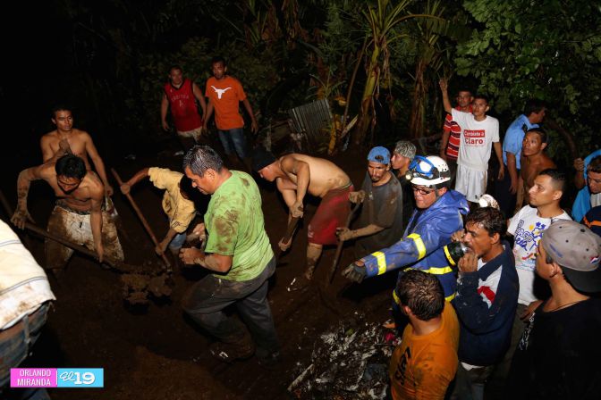 Colapsa muro en Barrio 18 de Mayo y soterra a familias