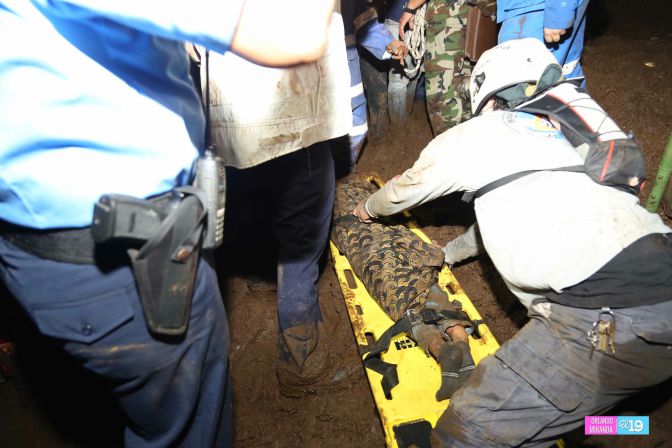 Colapsa muro en Barrio 18 de Mayo y soterra a familias