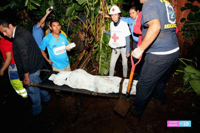 Colapsa muro en Barrio 18 de Mayo y soterra a familias