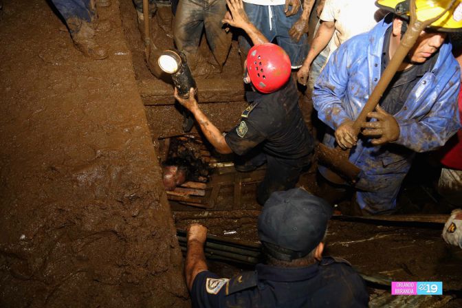 Colapsa muro en Barrio 18 de Mayo y soterra a familias