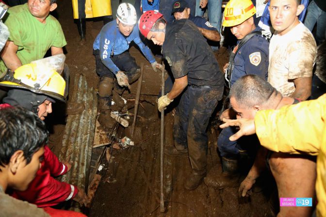 Colapsa muro en Barrio 18 de Mayo y soterra a familias