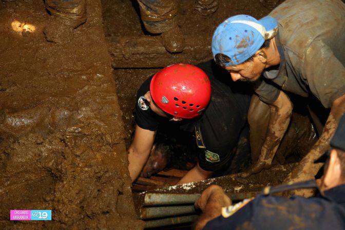Colapsa muro en Barrio 18 de Mayo y soterra a familias