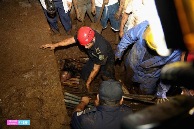 Colapsa muro en Barrio 18 de Mayo y soterra a familias